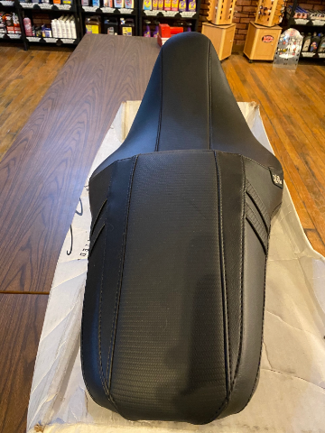 Le Pera Outcast GT Carbon Fiber Inlay Seat fits 2008-24 Harley Touring LK-987GT3