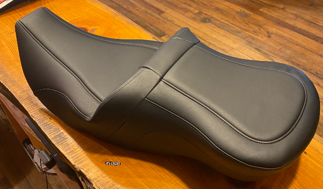 Saddlemen RoadSofa Black Stitched Seat for 1997-07 Harley Road King Street Glide