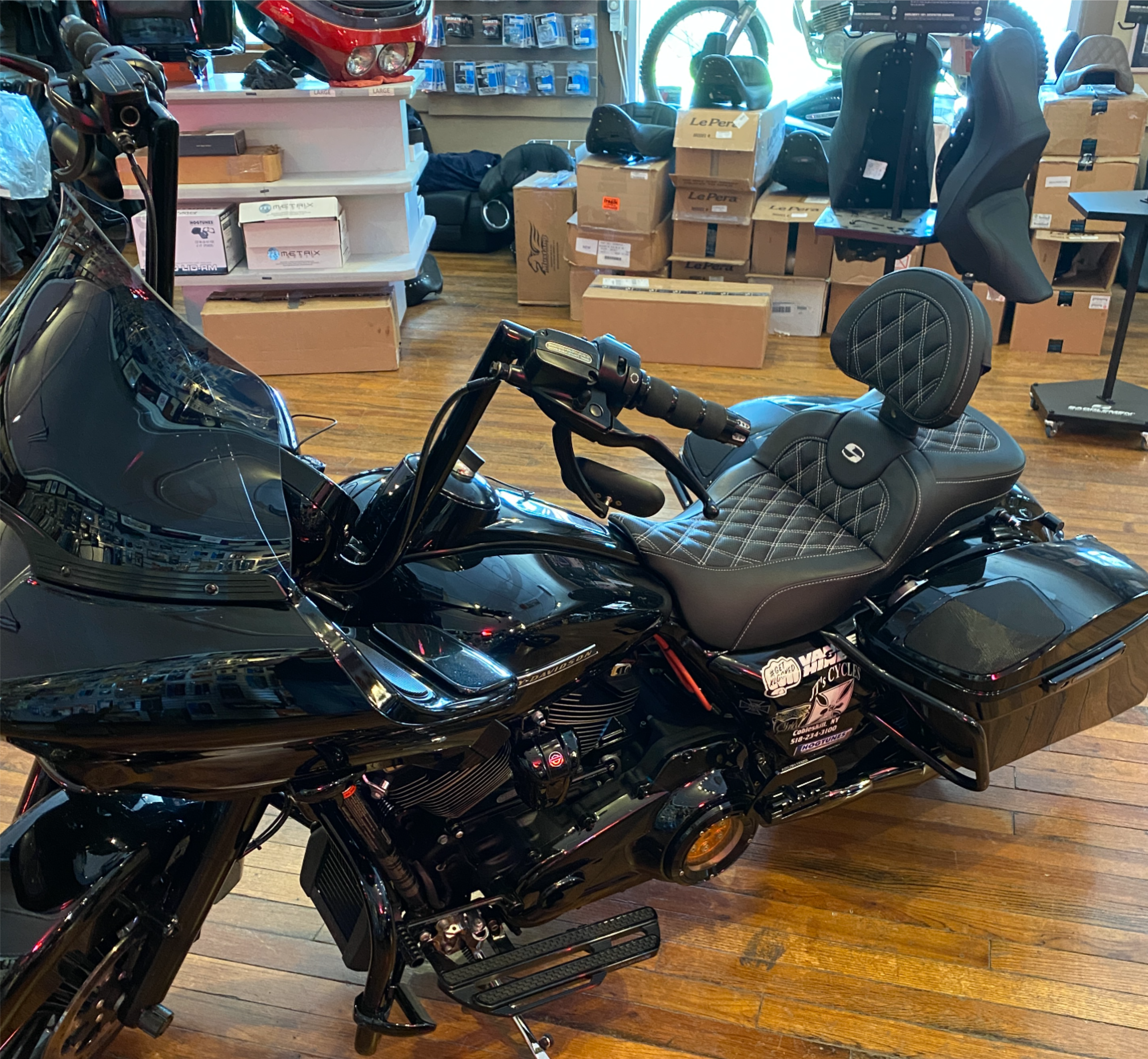 Saddlemen Roadsofa White Lattice Extended Seat w/ Backrest 08-24 Harley Touring