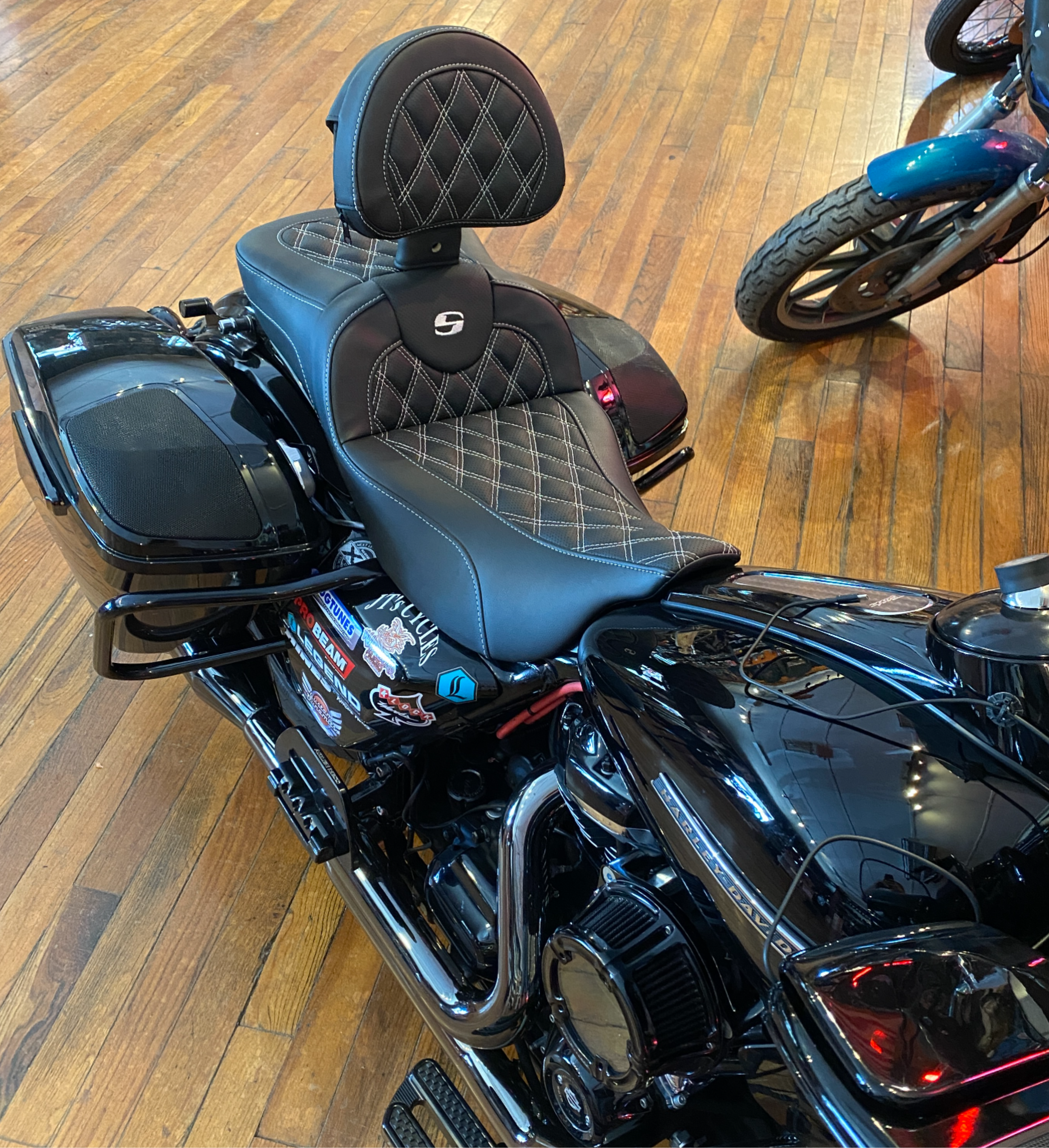 Saddlemen Roadsofa White Lattice Extended Seat w/ Backrest 08-24 Harley Touring