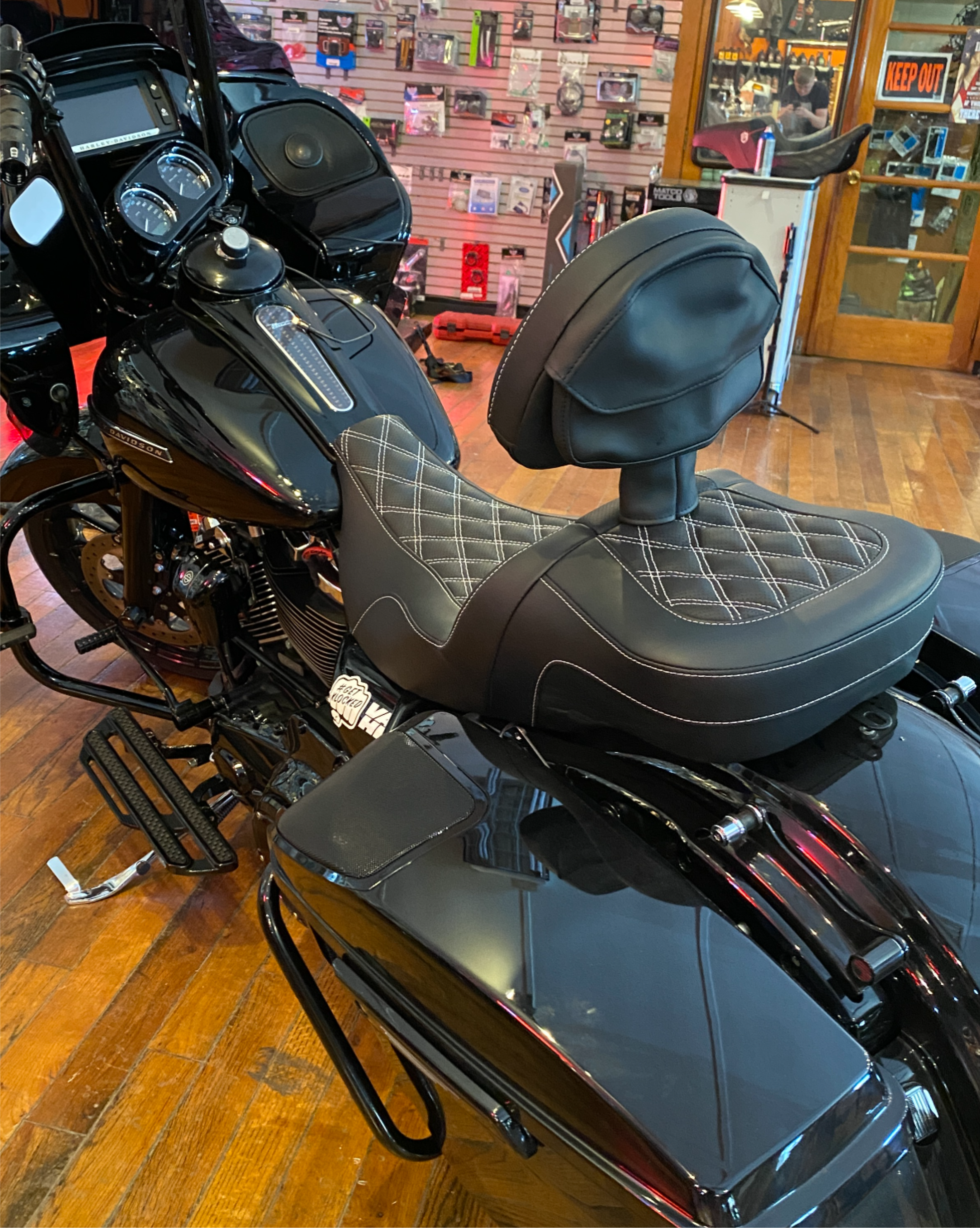 Saddlemen Roadsofa White Lattice Extended Seat w/ Backrest 08-24 Harley Touring