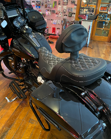 Saddlemen Roadsofa White Lattice Extended Seat w/ Backrest 08-24 Harley Touring