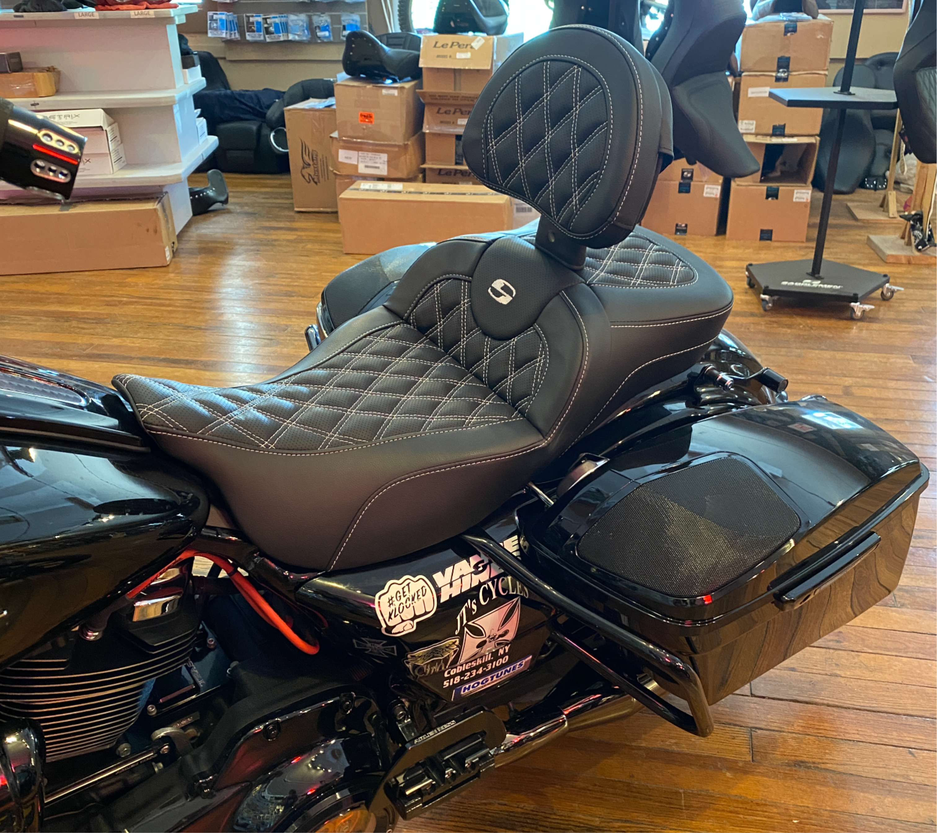 Saddlemen Roadsofa White Lattice Extended Seat w/ Backrest 08-24 Harley Touring