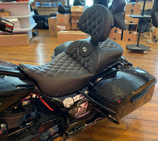 Saddlemen Roadsofa White Lattice Extended Seat w/ Backrest 08-24 Harley Touring