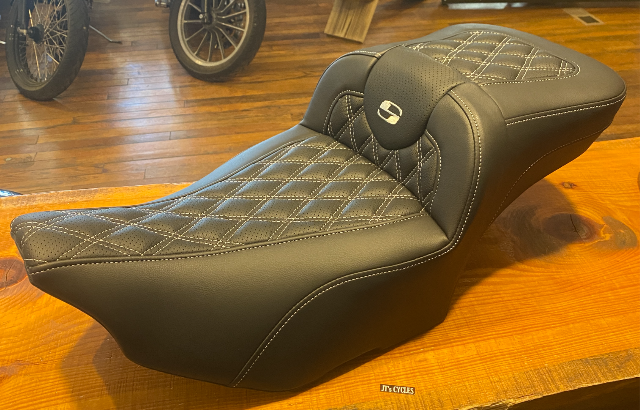 Saddlemen Roadsofa Silver Lattice Extended Seat w/ Backrest 23-25 Harley Touring