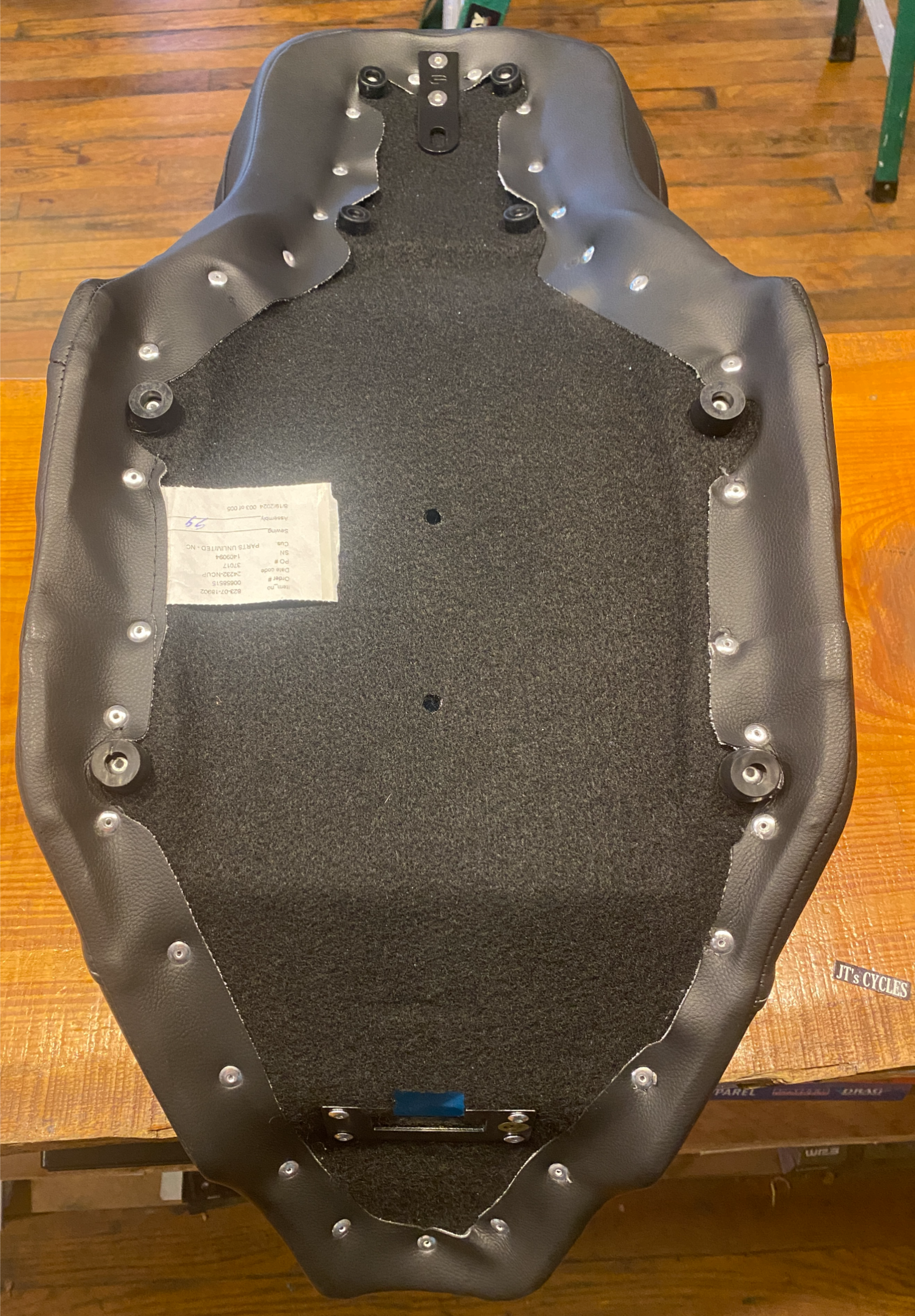 Saddlemen Roadsofa Gray Honeycomb Stitch Gel Seat for 2023-2025 Harley Touring