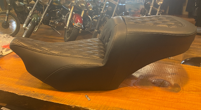 Saddlemen Roadsofa Carbon Lattice Gel Seat w/ Backrest 2023-2025 Harley Touring