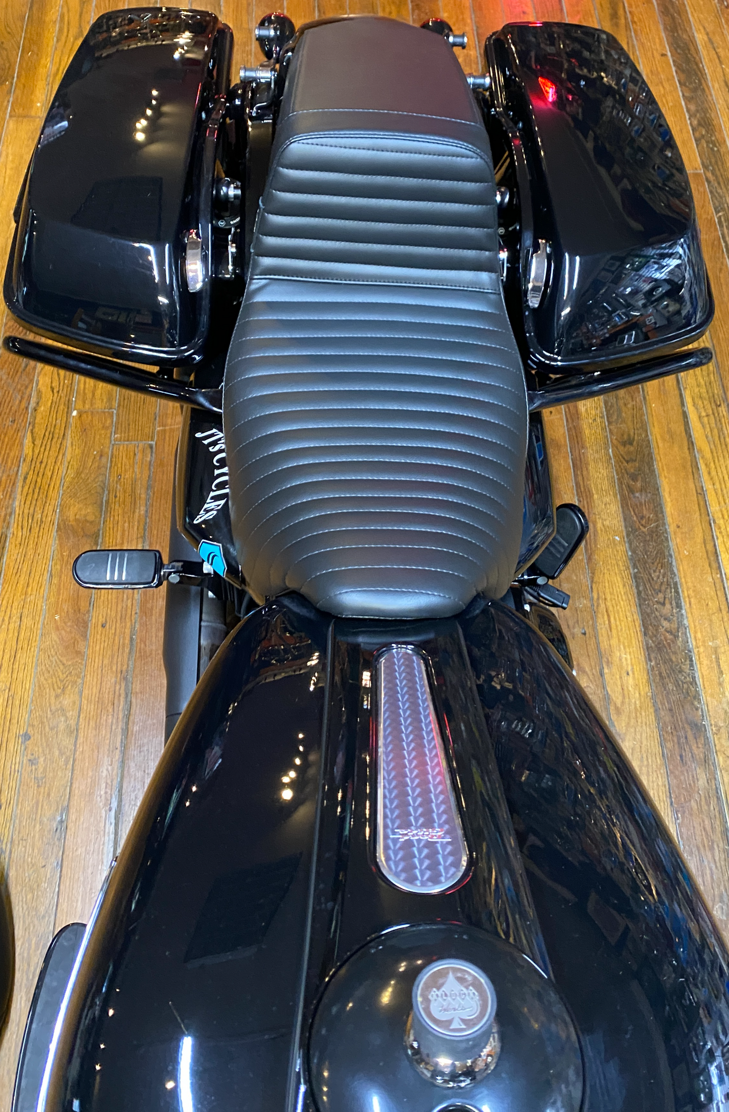 Le Pera Kickflip Daddy Long Leg Pleated Seat 2008-2024 Harley Touring LK-597DLPT