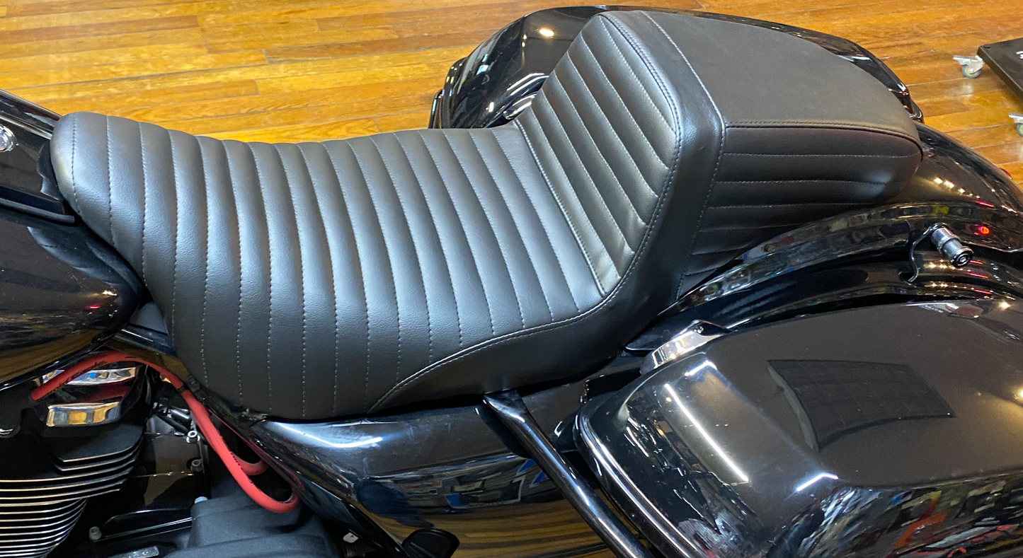 Le Pera Kickflip Daddy Long Leg Pleated Seat 2008-2024 Harley Touring LK-597DLPT