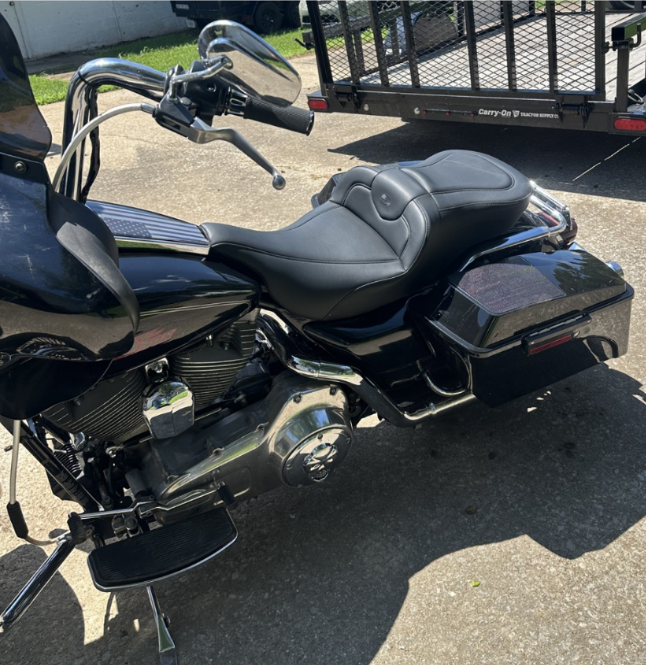 Saddlemen RoadSofa 2-Up Seat W/ Backrest fits 1997-2007 Harley Touring Models