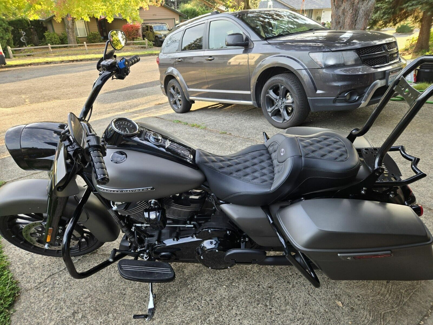 Saddlemen Roadsofa Dark Gray Lattice Stitch Gel Seat for 2008-24 Harley Touring