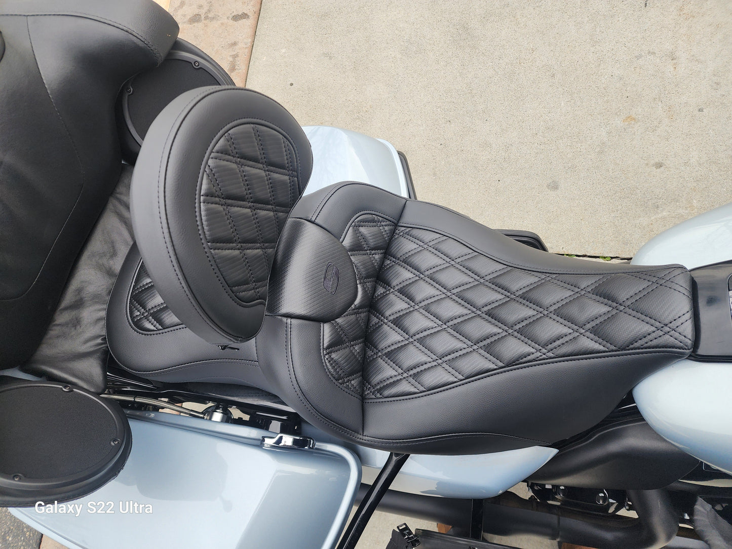 Saddlemen Roadsofa Carbon Lattice Heated Seat w/ Backrest 2008-25 Harley Touring