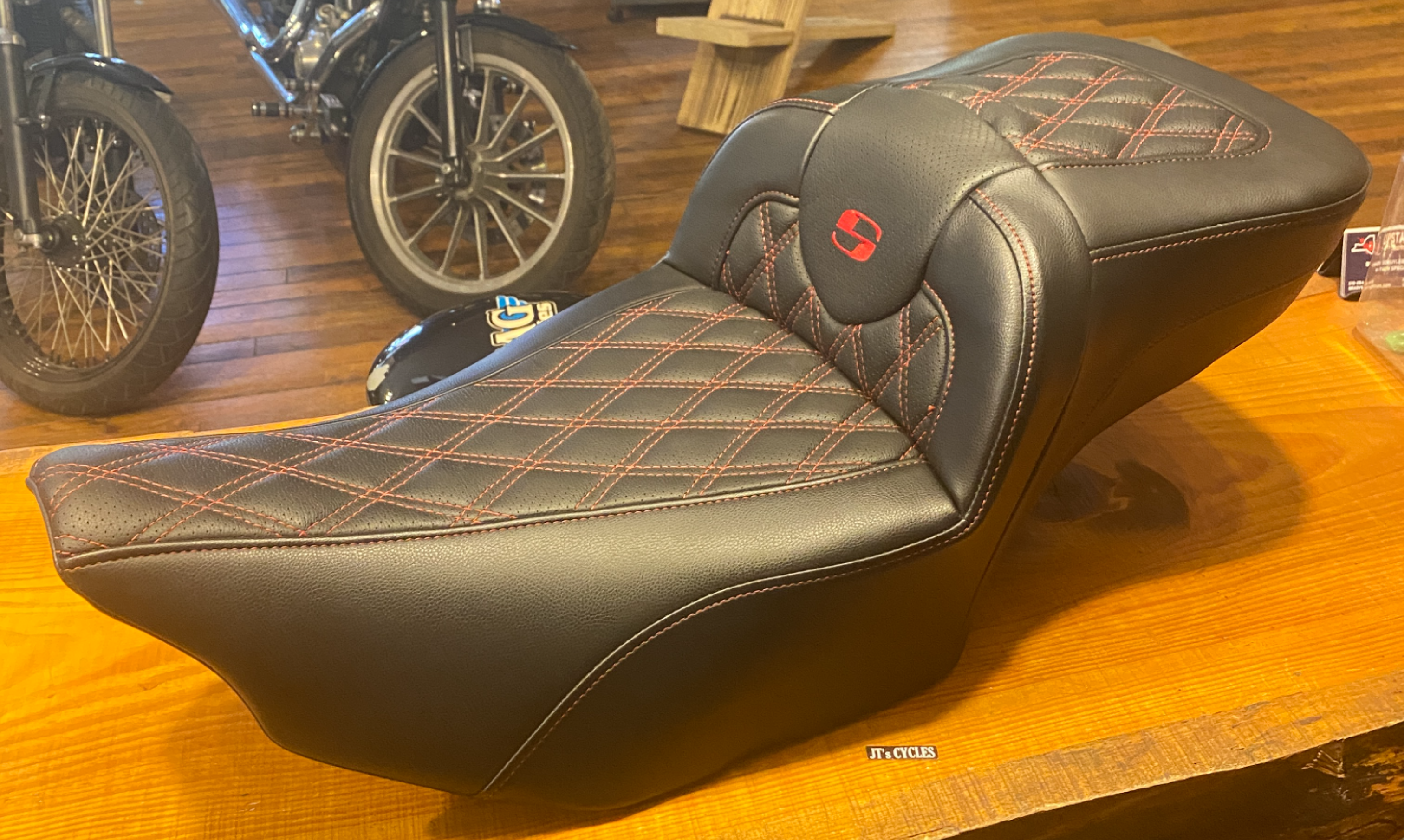 Saddlemen Roadsofa Red Lattice Extended Seat & Backrest 2023-2025 Harley Touring