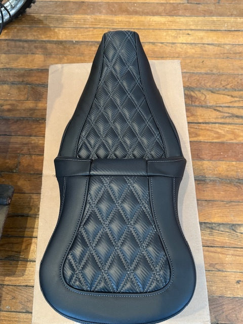 Saddlemen Roadsofa Carbon Fiber Gray Lattice Gel Seat 2023-2025 Harley Touring