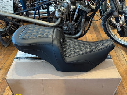 Saddlemen Roadsofa Carbon Fiber Gray Lattice Gel Seat 2023-2025 Harley Touring