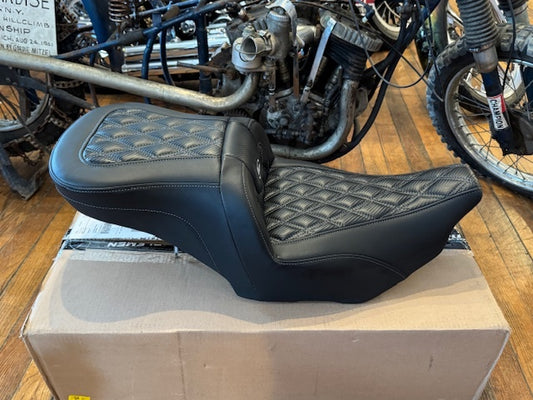 Saddlemen Roadsofa Carbon Fiber Gray Lattice Gel Seat 2023-2025 Harley Touring