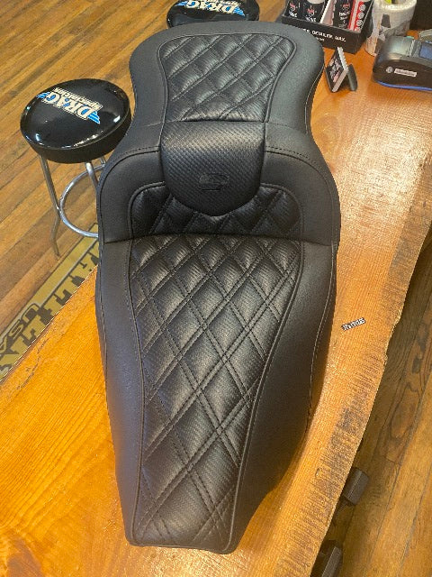Saddlemen Roadsofa Carbon Lattice Gel Seat w/ Backrest 2023-2025 Harley Touring