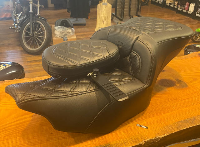 Saddlemen Roadsofa Carbon Lattice Gel Seat w/ Backrest 2023-2025 Harley Touring