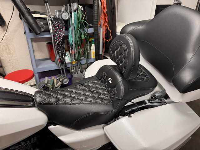 Saddlemen Roadsofa White Lattice Extended Seat w/ Backrest 23-25 Harley Touring