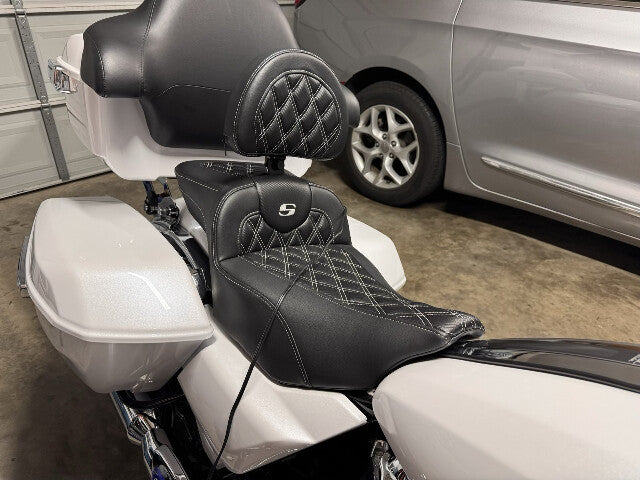 Saddlemen Roadsofa White Lattice Extended Seat w/ Backrest 23-25 Harley Touring