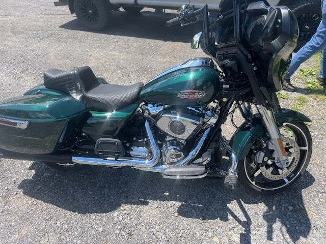 Le Pera Tailwhip Daddy Long Legs Seat for 2023-2025 Harley Touring Road Glide