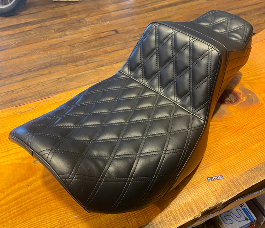 Le Pera Tailwhip Daddy Long Legs Seat for 2023-2025 Harley Touring Road Glide