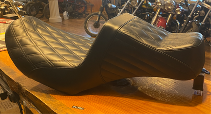 Le Pera Tailwhip Daddy Long Legs Seat for 2023-2025 Harley Touring Road Glide