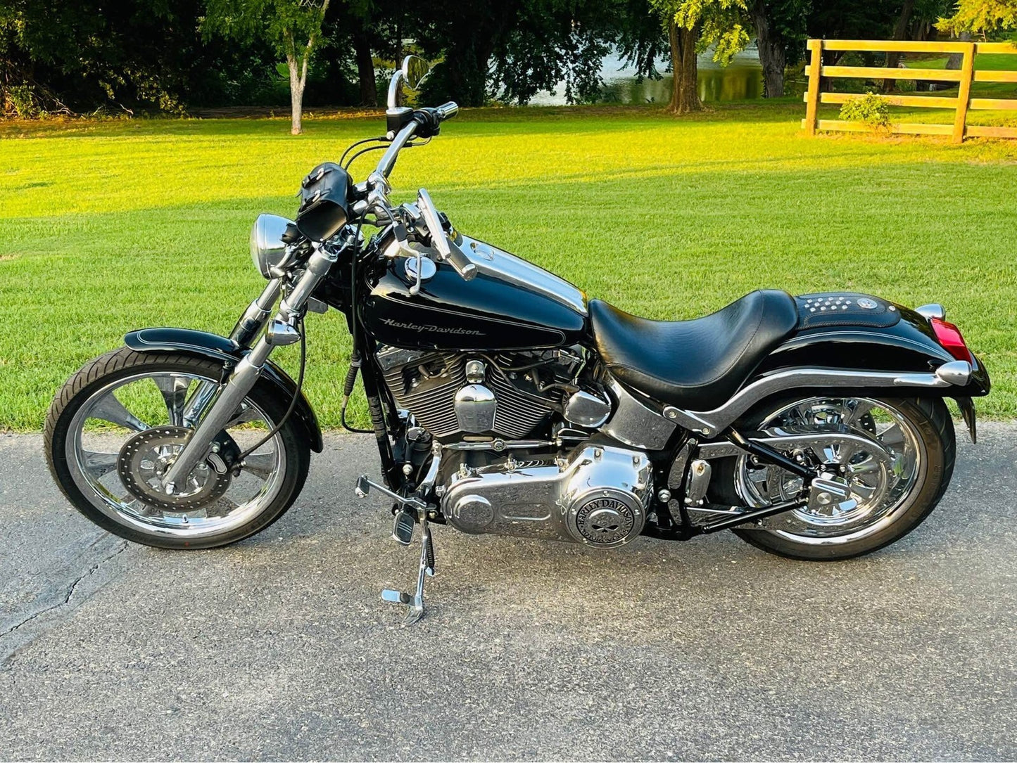 Le Pera Silhouette Smooth Solo Seat fits 2000-2007 Harley Softail Deuce FXSTD