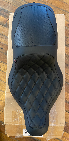 Mustang Extreme Fastback Diamond Seat fits 2018-2023 Harley Softail Fat Boy FLFB